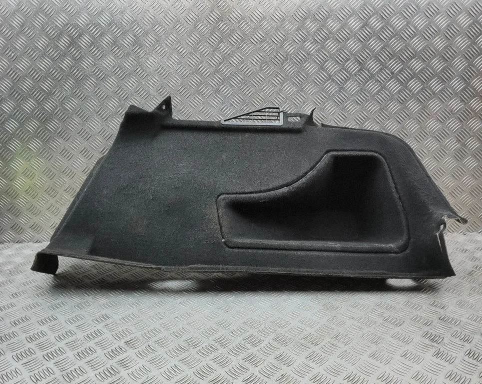 Pagasiruumi külje viimistluspaneel 8T0863888E