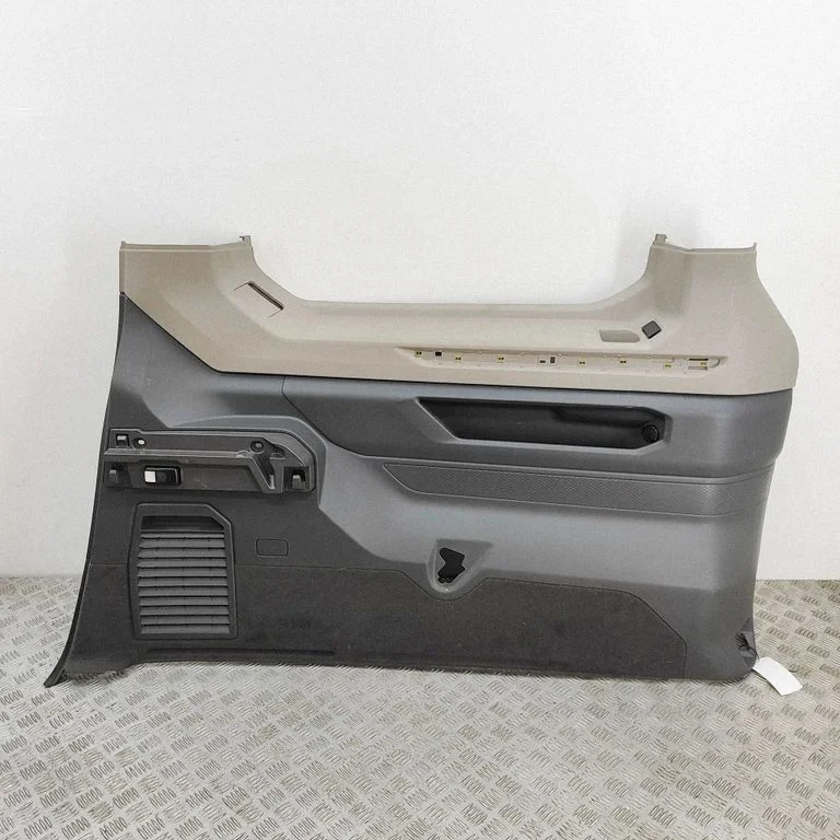 Pagasiruumi külje viimistluspaneel 7T0867033AJ