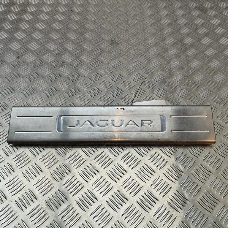 (A) piilari kate – Jaguar XJ X351 (2009-2019)