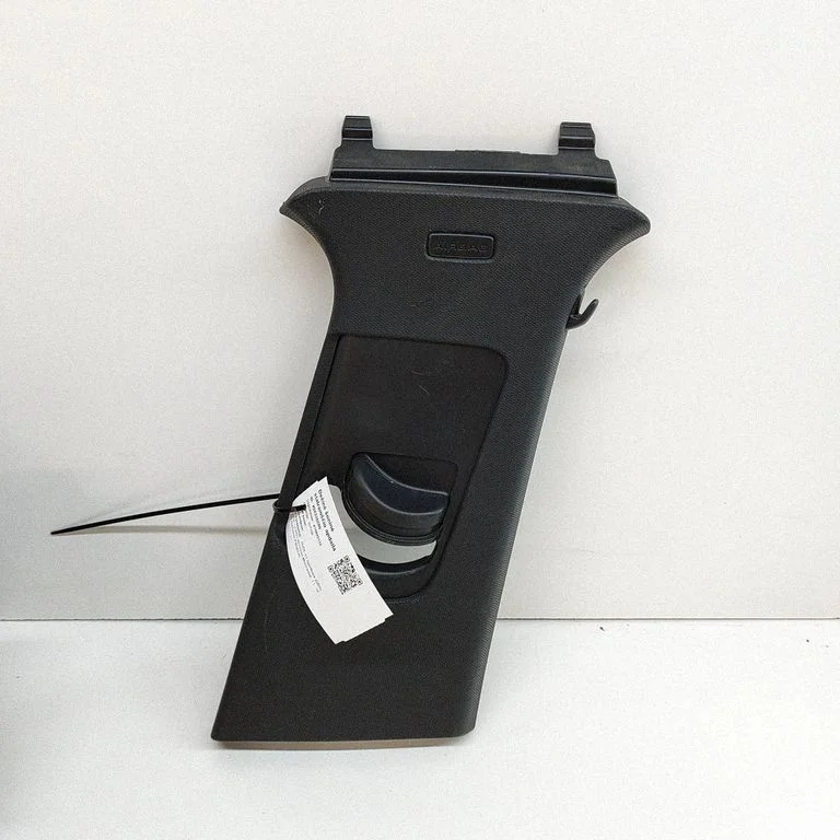 (B) statņa apdare (augšējā) 82G867244