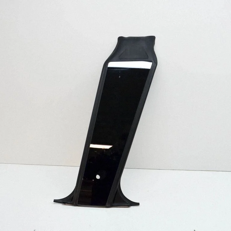 (B) statņa apdare (augšējā) – Tesla Model Y (2020-)