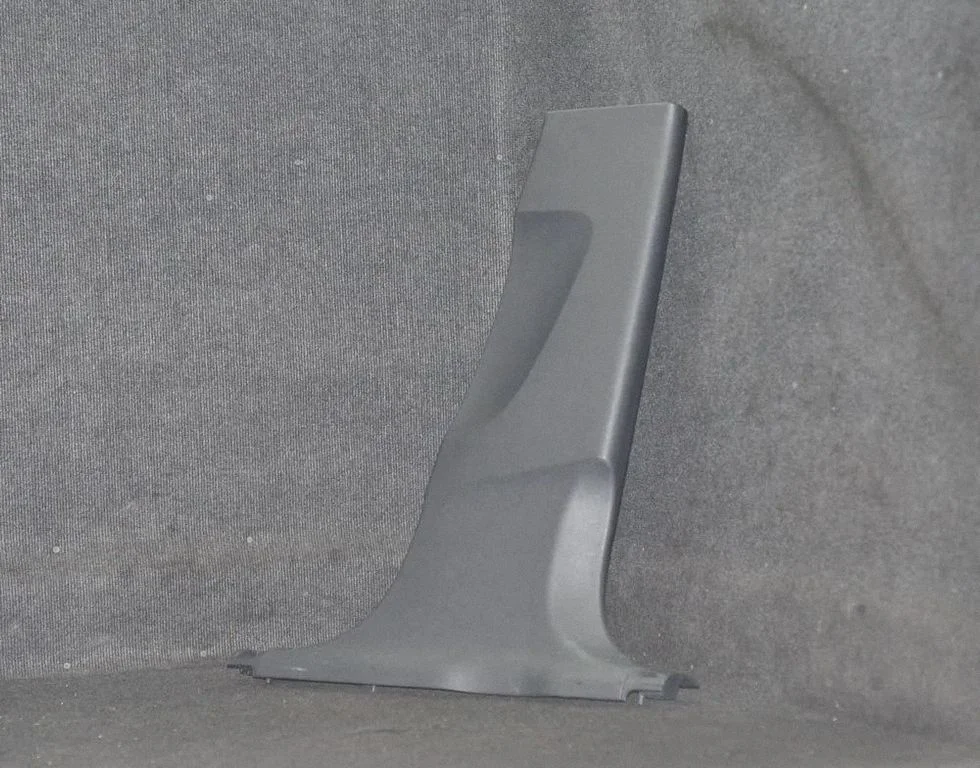 (B) statņa apdare (augšējā) – Audi RS Q3 (2013-2018)