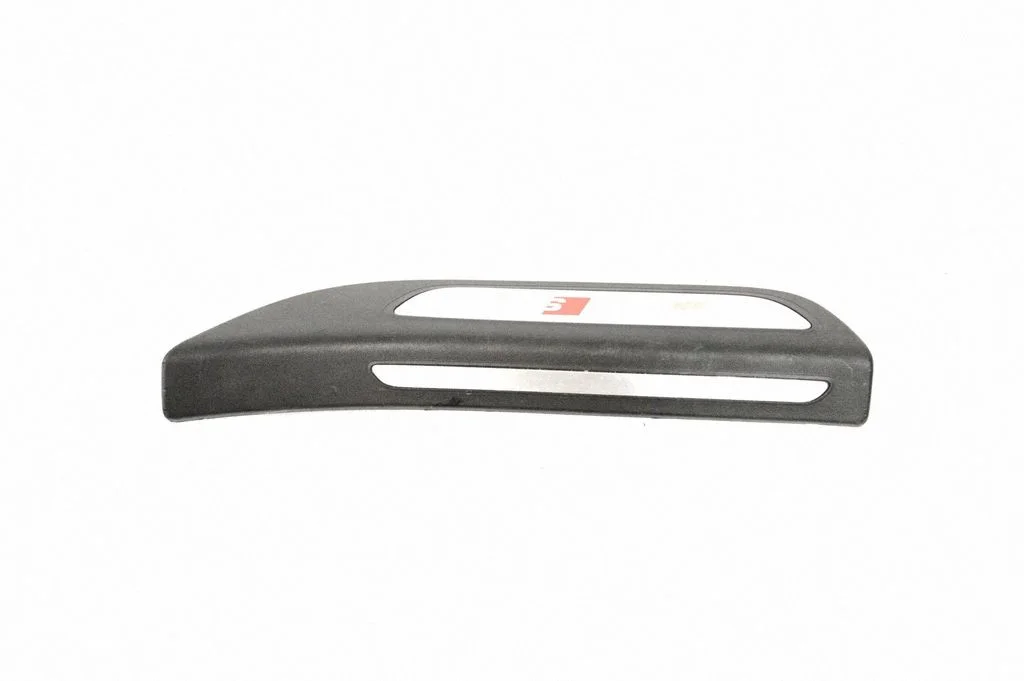 Aizmugurējā sliekšņa apdare (iekšējā) 8R0853375C