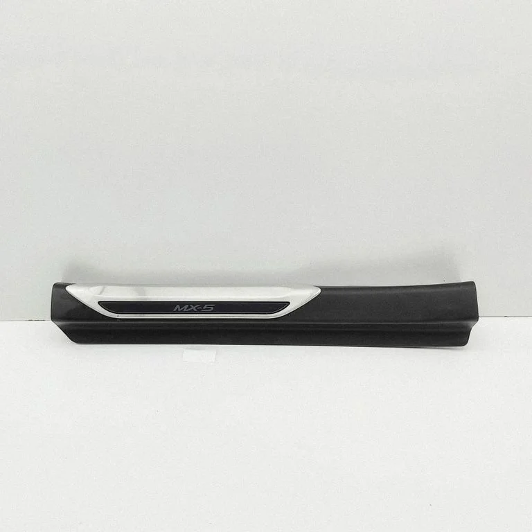 Front sill trim cover N24368720