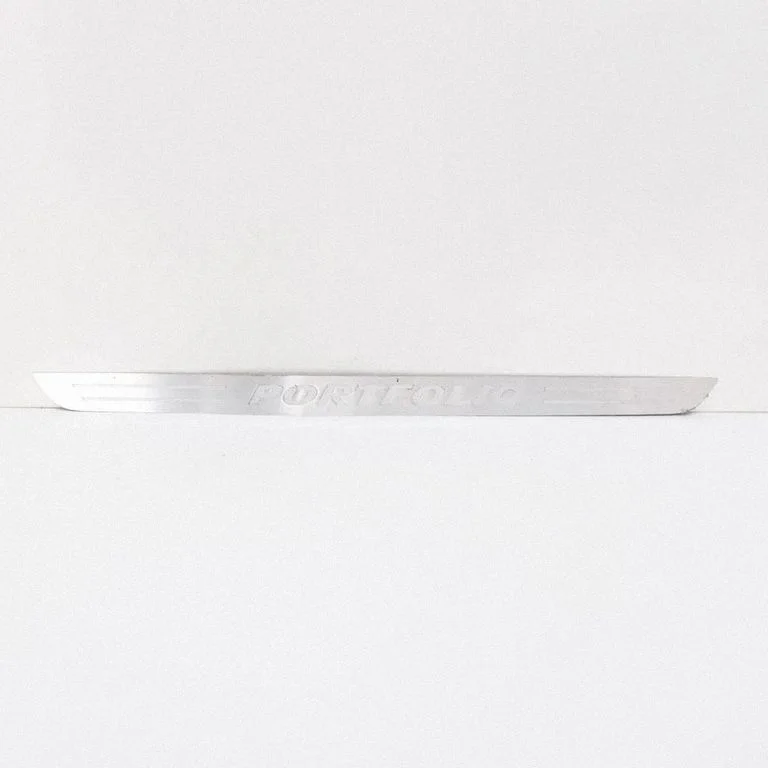 Priekšējā sliekšņa apdare (iekšējā) – kreisā