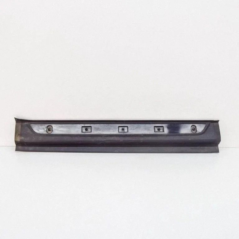 Priekšējā sliekšņa apdare (iekšējā) 6W8313208A
