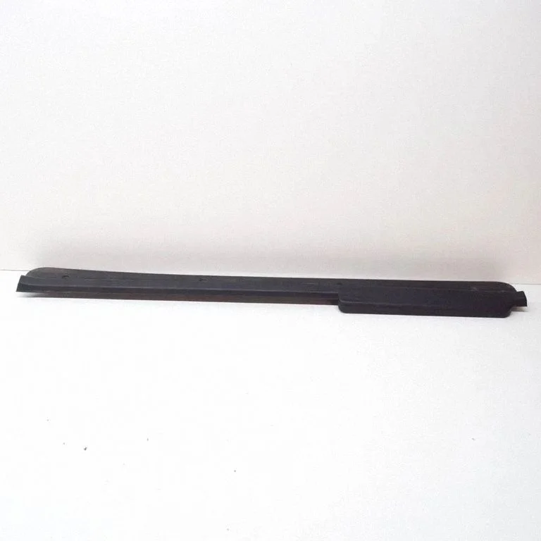 Front sill trim cover MB645112