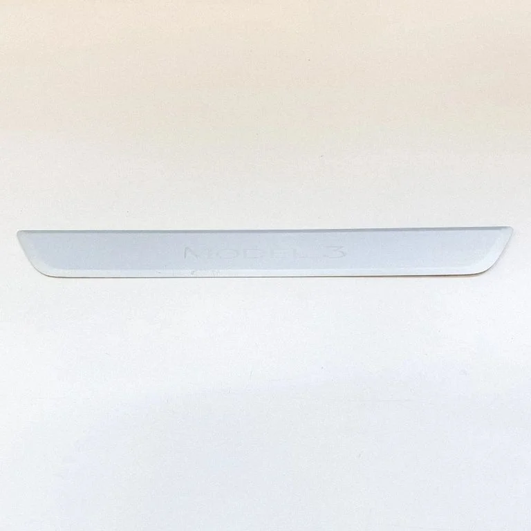 Front sill trim cover 109084400C