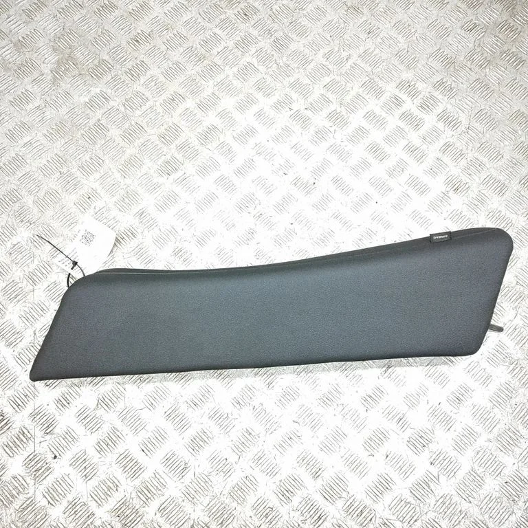 Sānu apdare pie aizmugurējā sēdekļa (apakšā) 4M8885703L