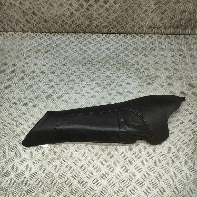 Sānu apdare pie aizmugurējā sēdekļa (apakšā) L0452155