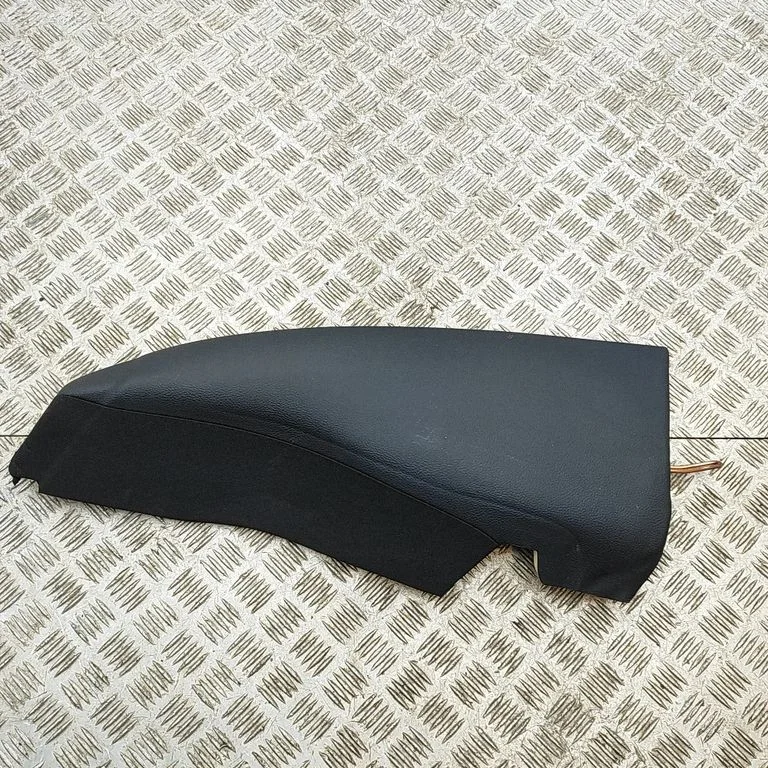 Sānu apdare pie aizmugurējā sēdekļa (apakšā) A2059202700