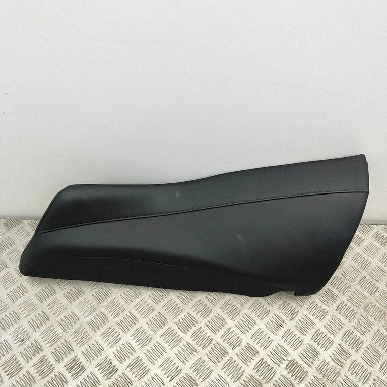 Sānu apdare pie aizmugurējā sēdekļa (apakšā) 183664703C
