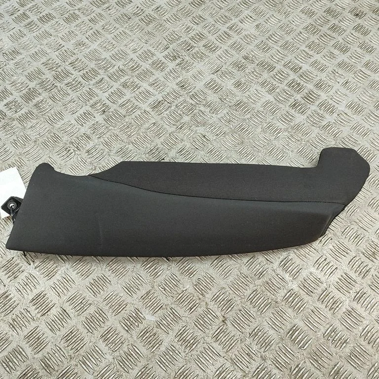 Sānu apdare pie aizmugurējā sēdekļa (apakšā) 8W0885703A