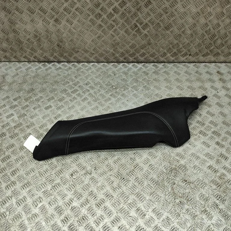 Sānu apdare pie aizmugurējā sēdekļa (apakšā) HK8366879AC