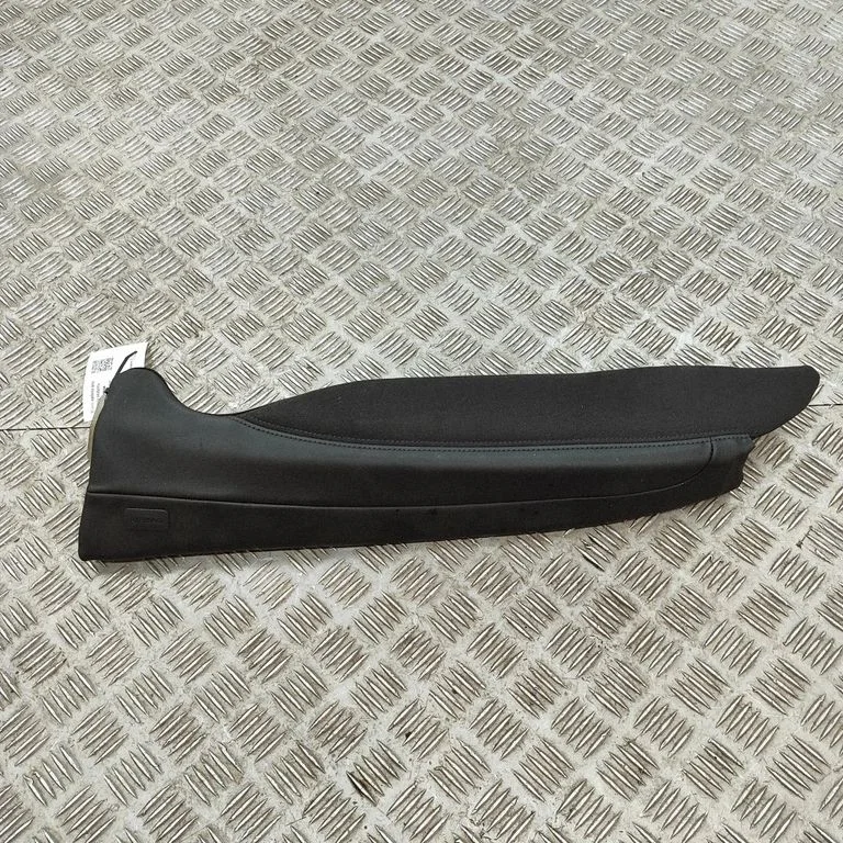 Sānu apdare pie aizmugurējā sēdekļa (apakšā) 8U0885701C