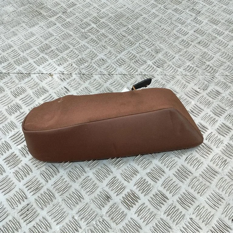 Sānu apdare pie aizmugurējā sēdekļa (apakšā) 8F0885703B