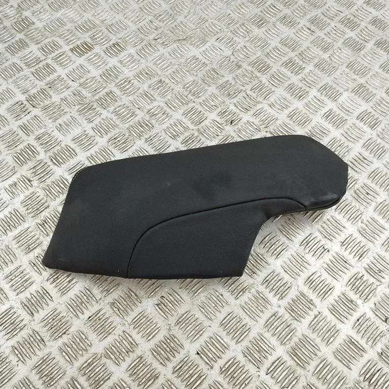 Sānu apdare pie aizmugurējā sēdekļa (apakšā) 30615671