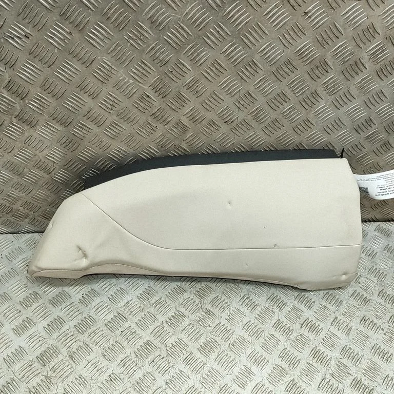 Sānu apdare pie aizmugurējā sēdekļa (apakšā) 7940661