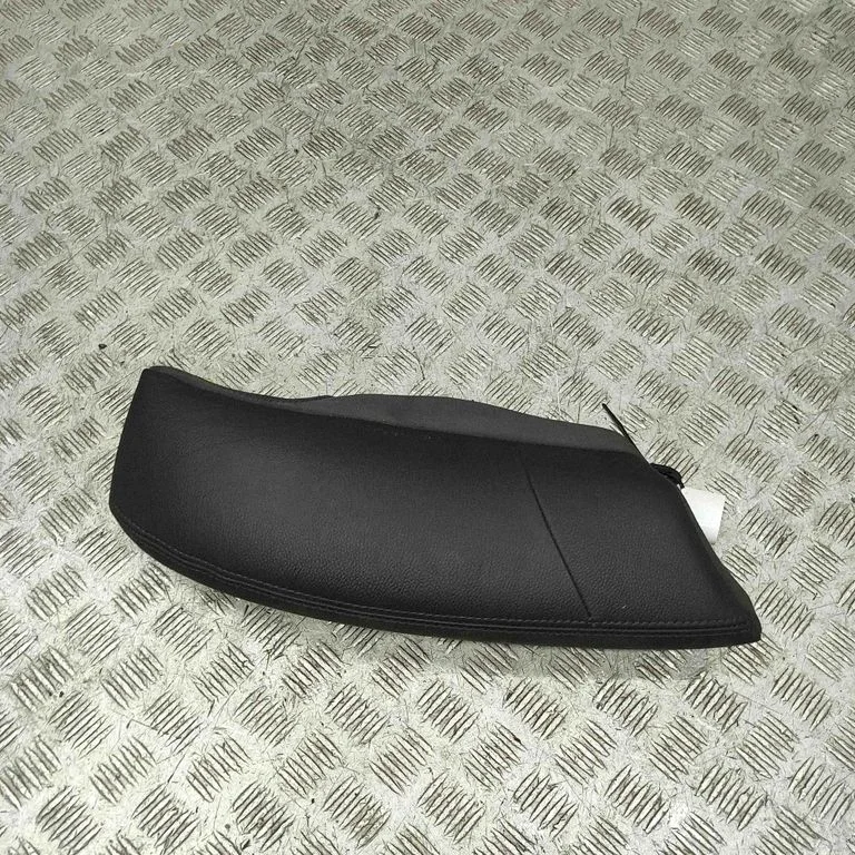 Sānu apdare pie aizmugurējā sēdekļa (apakšā) 97052206130