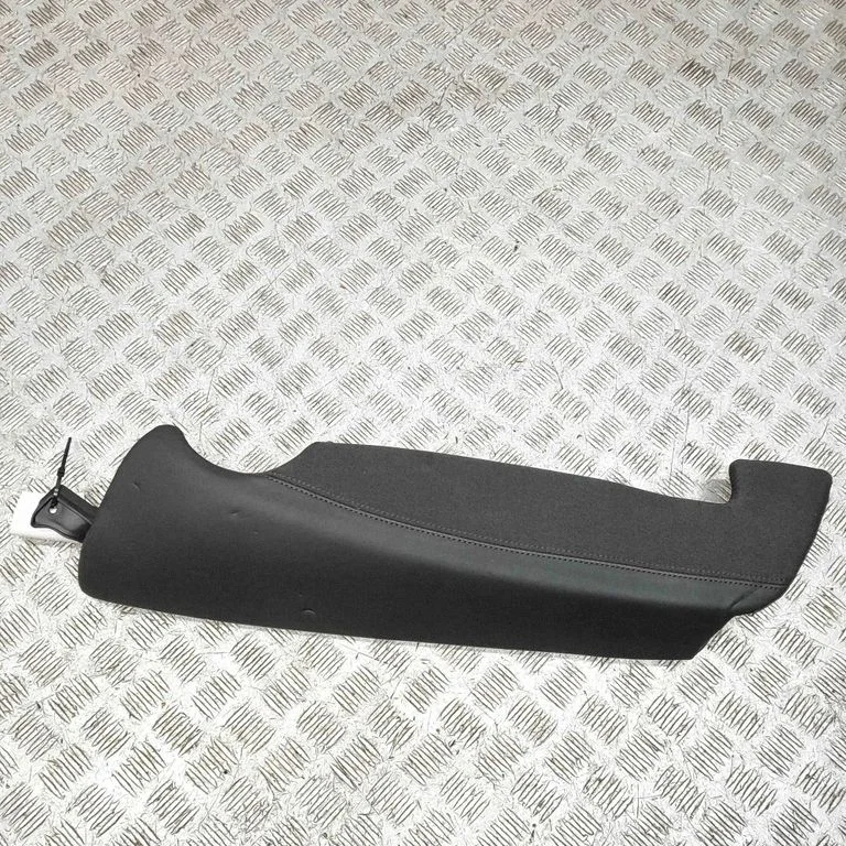 Sānu apdare pie aizmugurējā sēdekļa (apakšā) 4G085703AJ