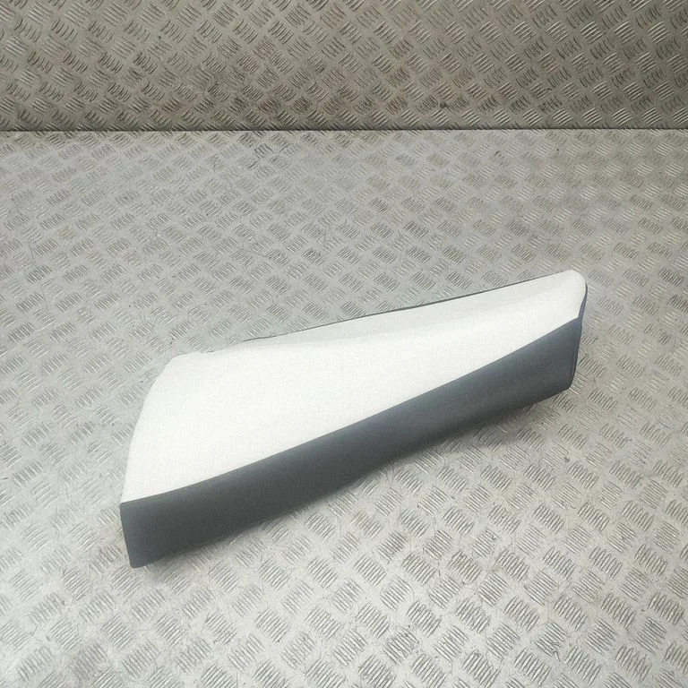 Sānu apdare pie aizmugurējā sēdekļa (apakšā) 183664704C
