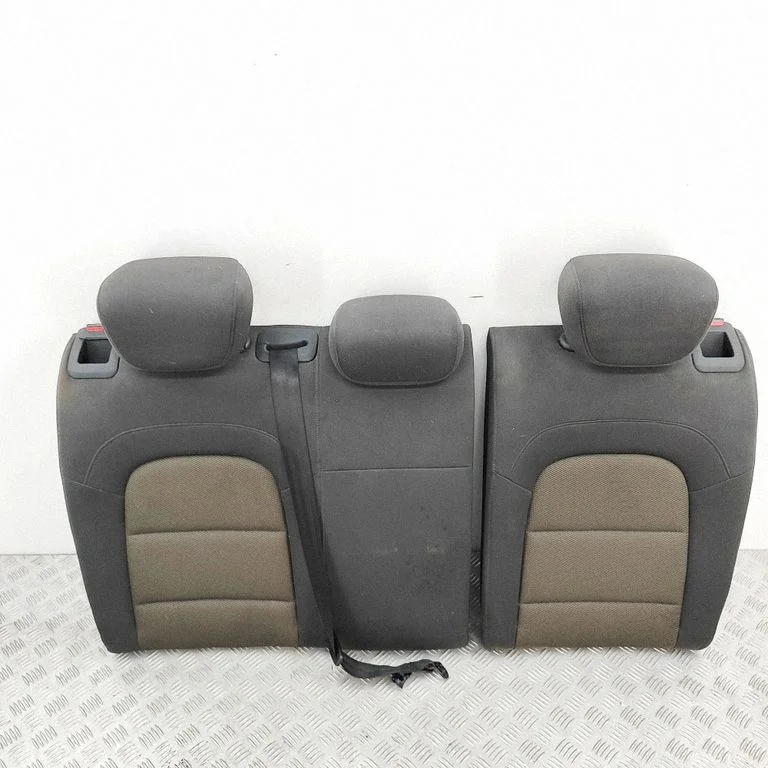 Aizmugurējais sēdeklis 8U0885806F