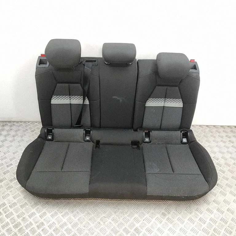 Aizmugurējais sēdeklis 89A885805B