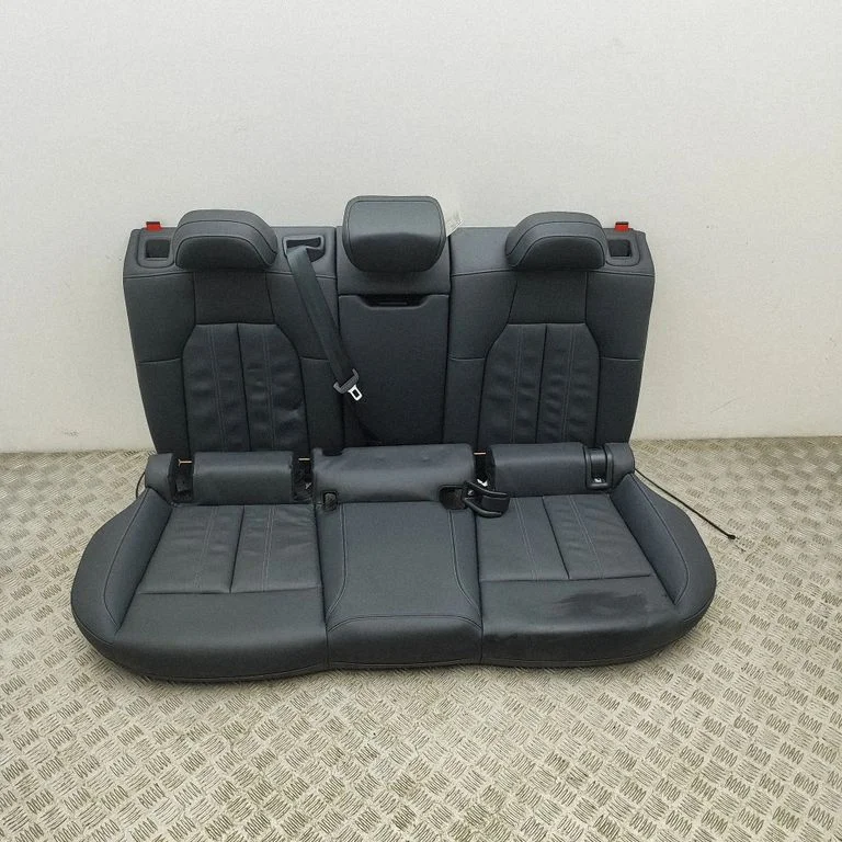Aizmugurējais sēdeklis 85E885775