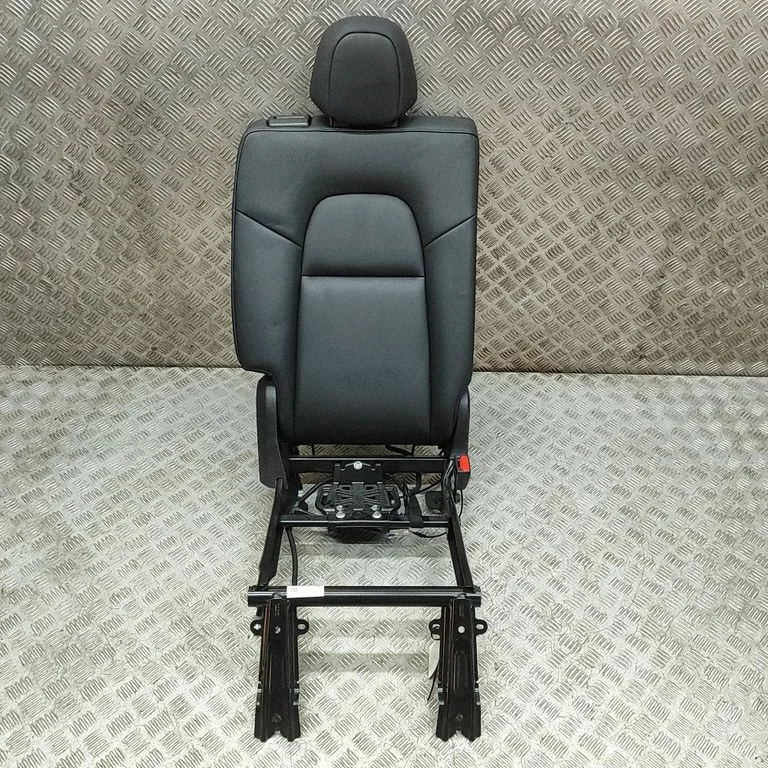 Rear seat – Tesla Model Y (2020-)