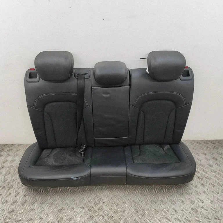 Aizmugurējais sēdeklis 8U0885375A