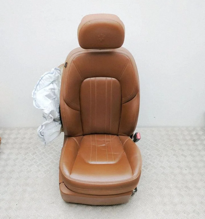 Eesmine kõrvalistuja iste – Maserati Ghibli (2013-)