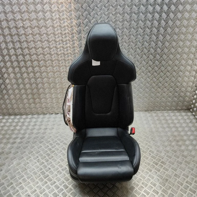 Eesmine kõrvalistuja iste – Porsche Taycan 9J1 (2019-)