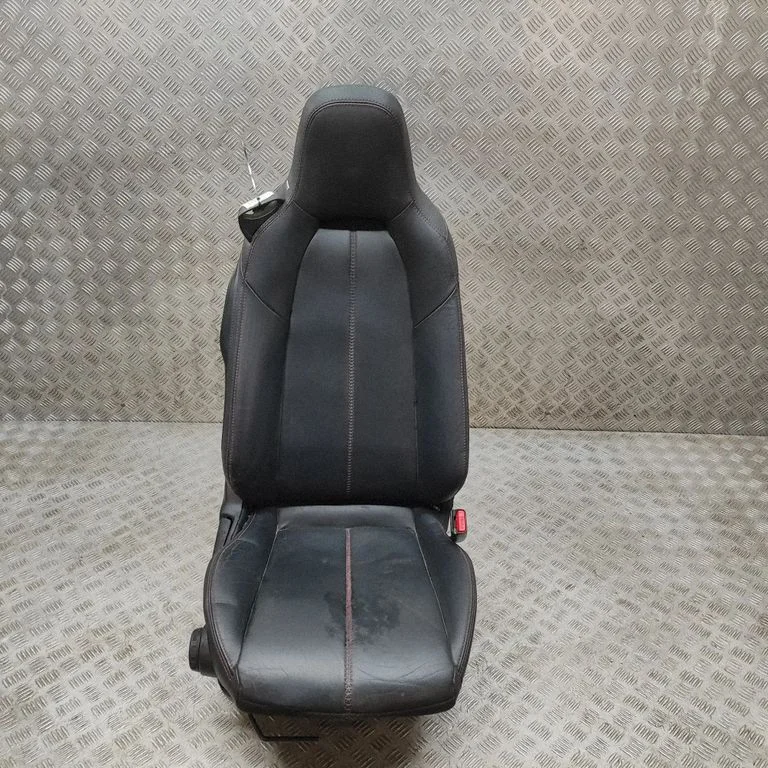 Front passenger seat N2578811026