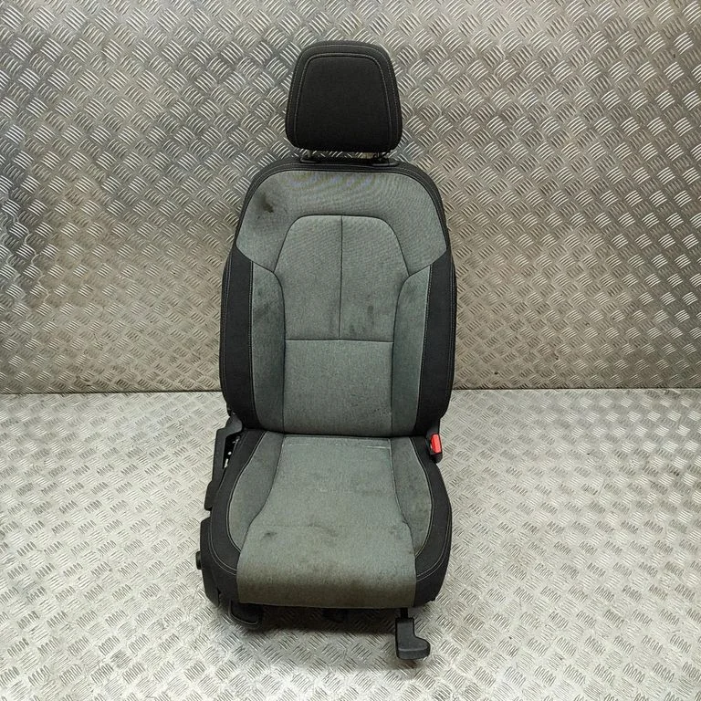 Front passenger seat 32338505