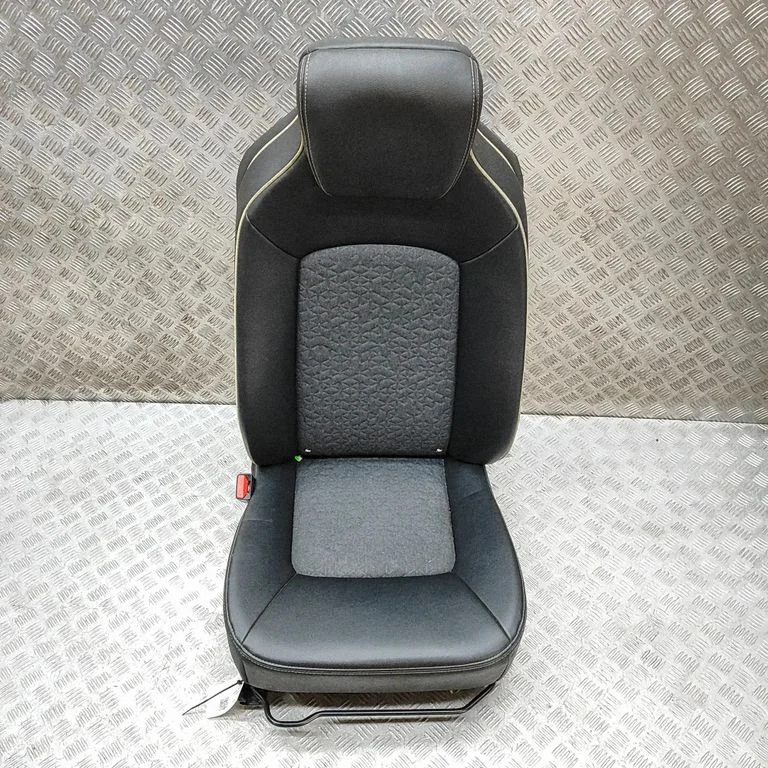 Priekšējais vadītāja sēdeklis 876701707R