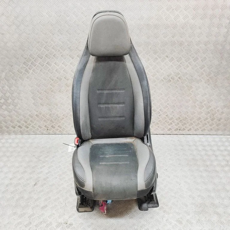 Priekšējais vadītāja sēdeklis A0009108511