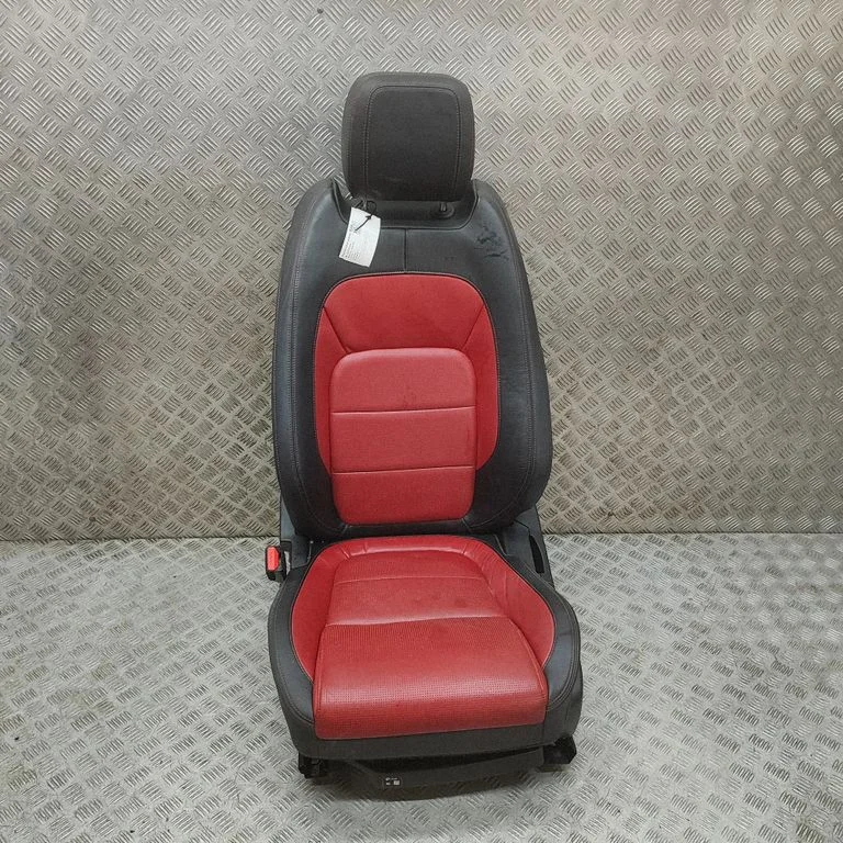 Priekšējais vadītāja sēdeklis T4A2581