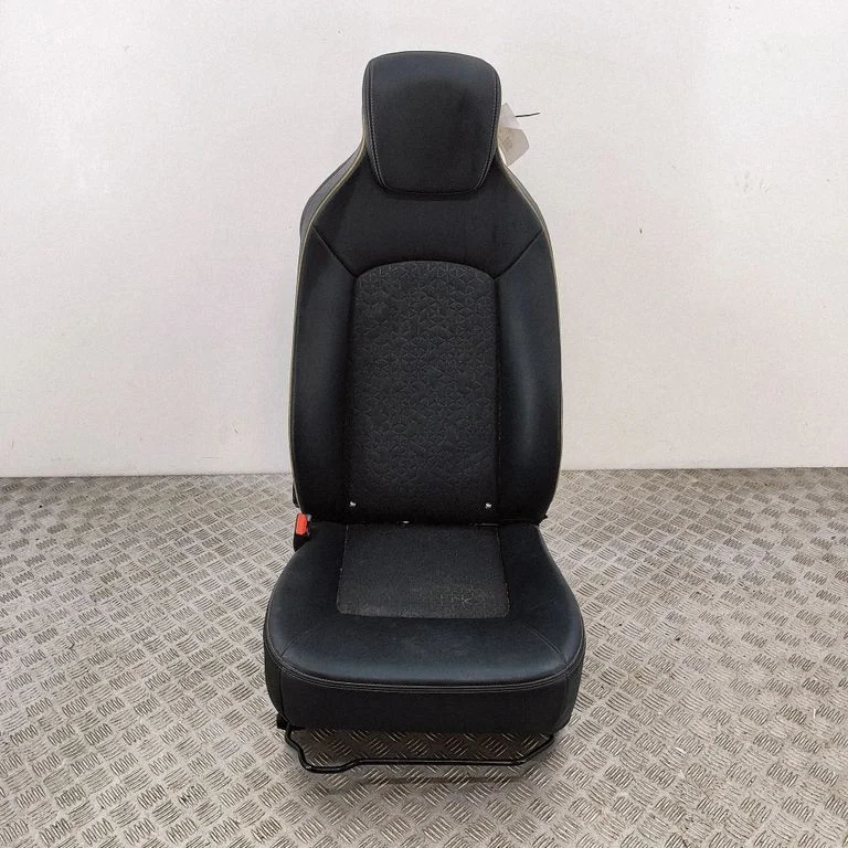 Priekšējais vadītāja sēdeklis 876015845R