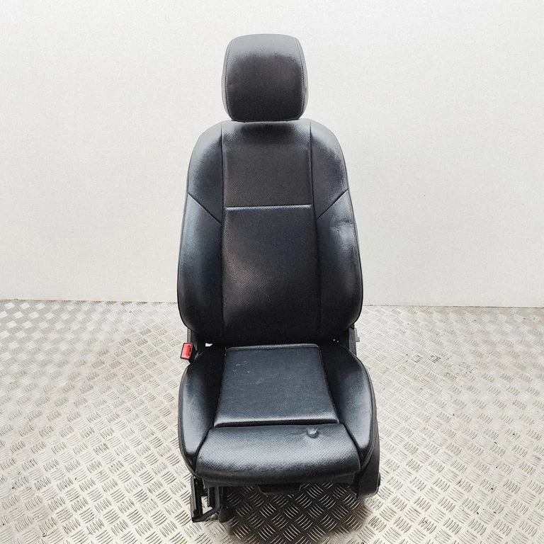 Priekšējais vadītāja sēdeklis A0009108102
