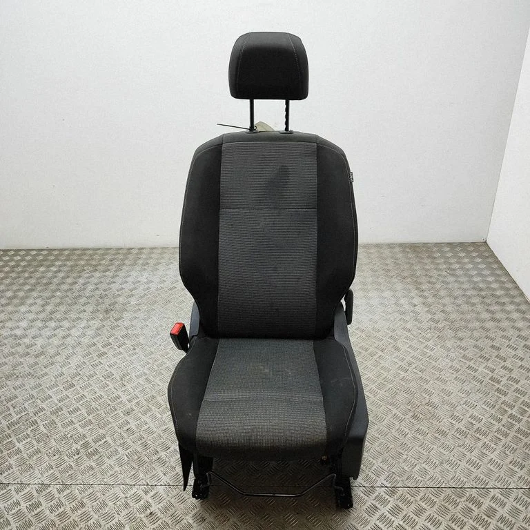 Priekšējais vadītāja sēdeklis SU001B1019