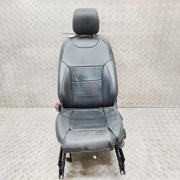 Priekšējais vadītāja sēdeklis A0009106105
