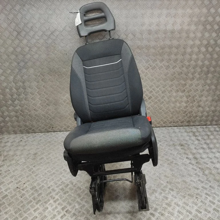 Priekšējais vadītāja sēdeklis 500355891