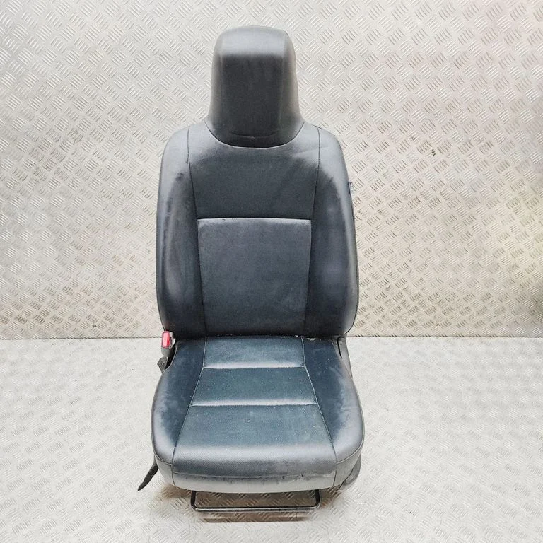 Priekšējais vadītāja sēdeklis 716200K250