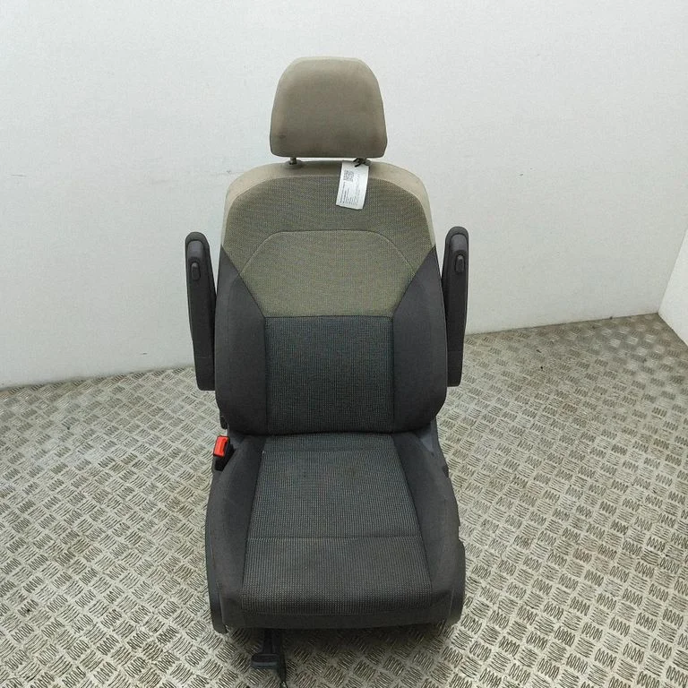 Front driver seat 7T0881105A
