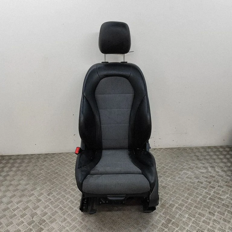 Priekšējais vadītāja sēdeklis A0009108102