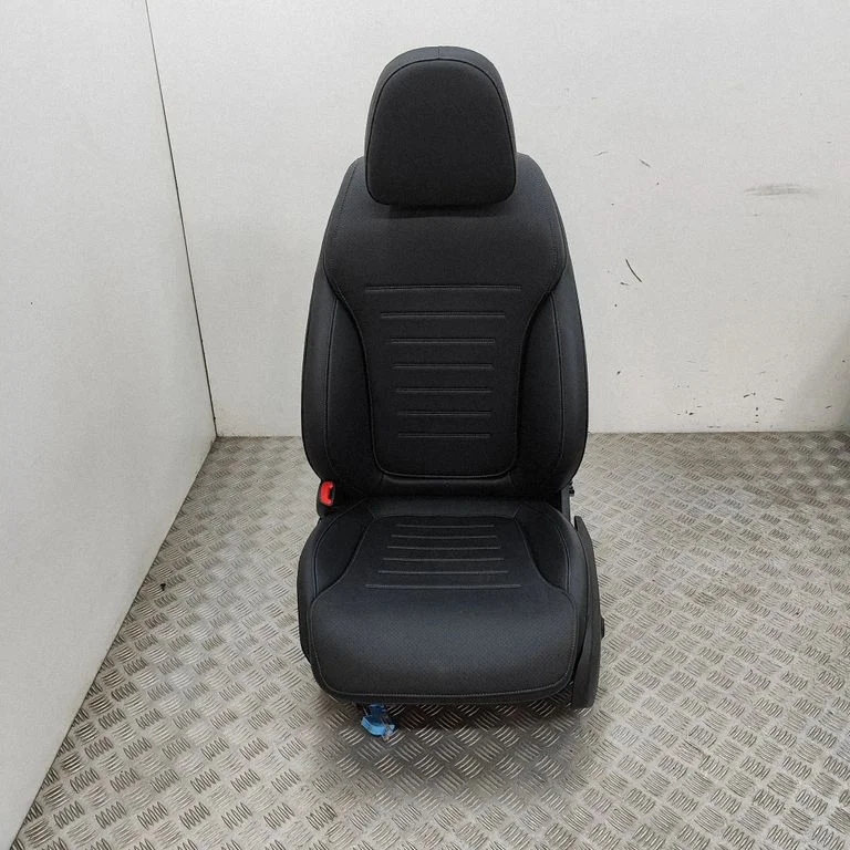 Priekšējais vadītāja sēdeklis A2069100902