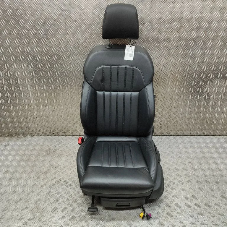 Priekšējais vadītāja sēdeklis 5Q4881105M