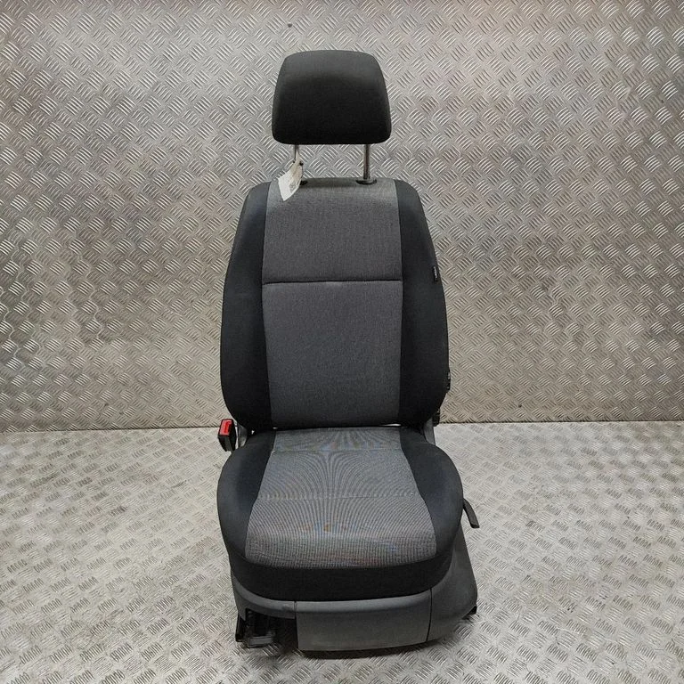 Priekšējais vadītāja sēdeklis 2K0881105G