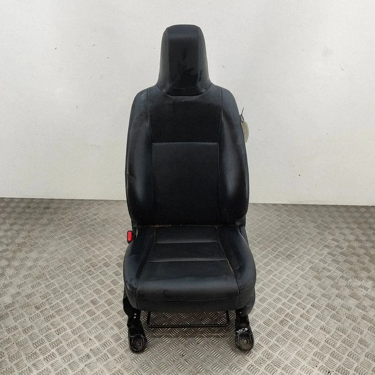 Priekšējais vadītāja sēdeklis 716200K250