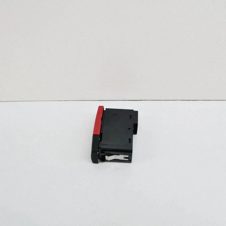 Hazard light switch – Land Rover Range Rover L322 (2002-2012)